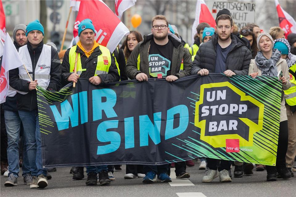 Streik im öffentlichen Dienst - Kitas zu, Busse im Depot In Aachen kamen sich nach Gewerkschaftsangaben 2.500 Teilnehmer zu einer Kundgebung in der Innenstadt. Rolf Vennenbernd/dpa