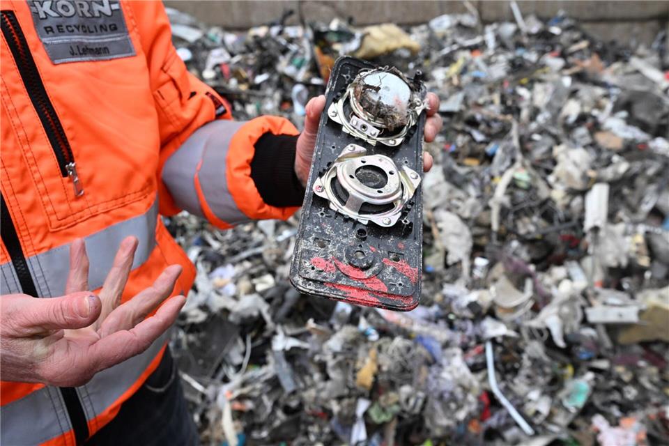 In Akkus stecken wertvolle Metalle und seltene Erden, die später als Sekundärrohstoffe zurückgewonnen werden können.Bernd Weißbrod/dpa