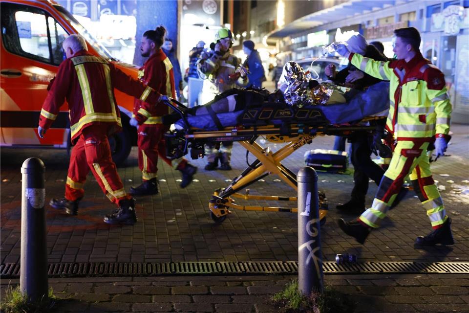 In Alt-Hohenschönhausen ist ein Mann angeschossen worden. Rettungskräfte brachten ihn in ein Krankenhaus. Marco Porzig/TNN/dpa