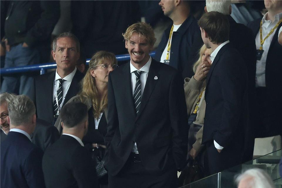 In Anzug und Krawatte: Nick Woltemade bei seinem ersten öffentlichen Auftritt für Newcastle United.Nigel French/PA Wire/dpa