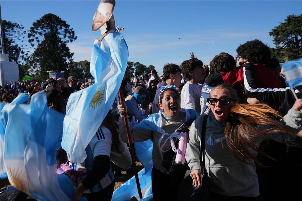 In Argentinien kam es nach dem Achtelfinalsieg gegen Ägypten in vielen Städten zu spontanen Jubelfeiern. Rodrigo Abd/AP/dpa