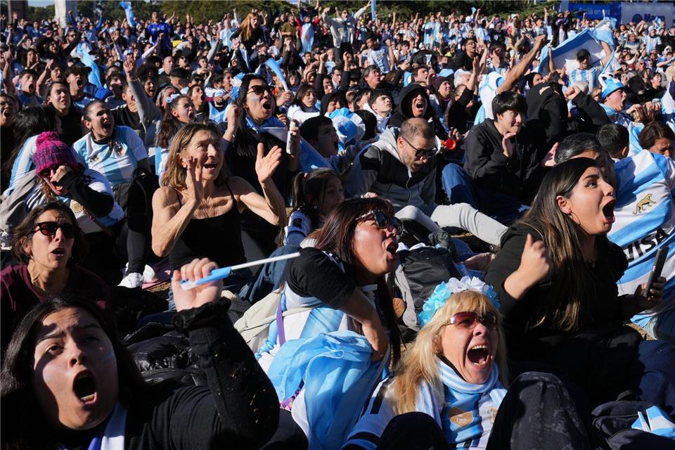 In Argentinien nimmt die WM-Begeisterung wieder Fahrt auf. In Buenos Aires waren Tausende zum Public Viewing gekommen.Rodrigo Abd/AP/dpa