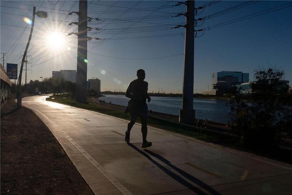 In Arizona sind die frühen Morgenstunden aktuell die beste Zeit für körperliche Anstrengungen, bevor die Temperaturen am Tag der 40-Grad-Marke entgegenklettern. Rebecca Noble/FR172322 AP/AP/dpa