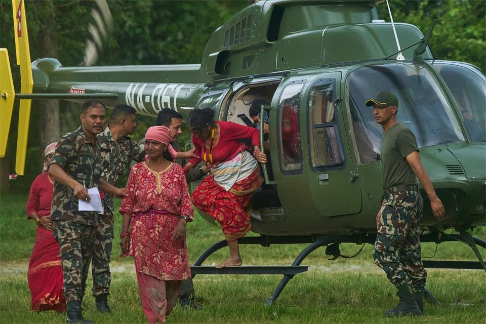 In Armeecamps starten und landen dauernd Rettungshubschrauber.Niranjan Shrestha/AP/dpa