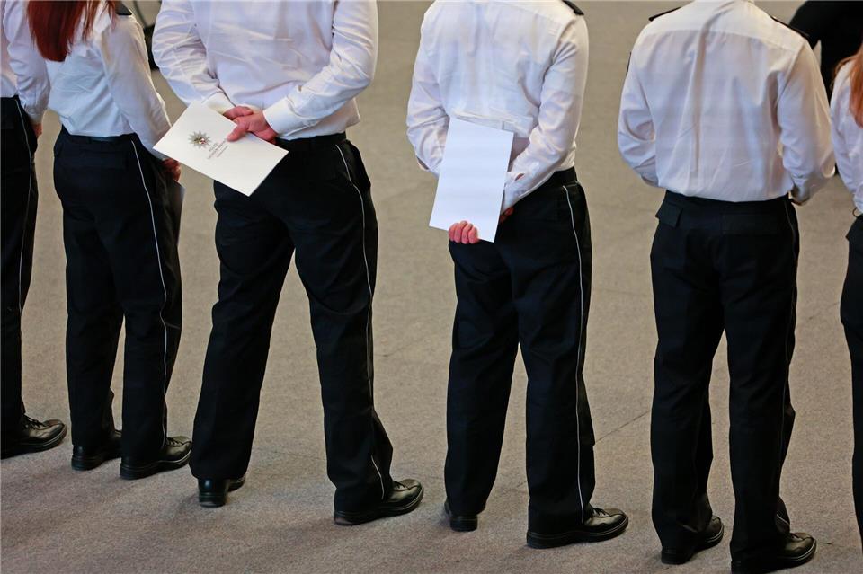 In Aschersleben gab es wieder Zeugnisse für künftige Polizeibeamte. (Archivbild)Matthias Bein/dpa