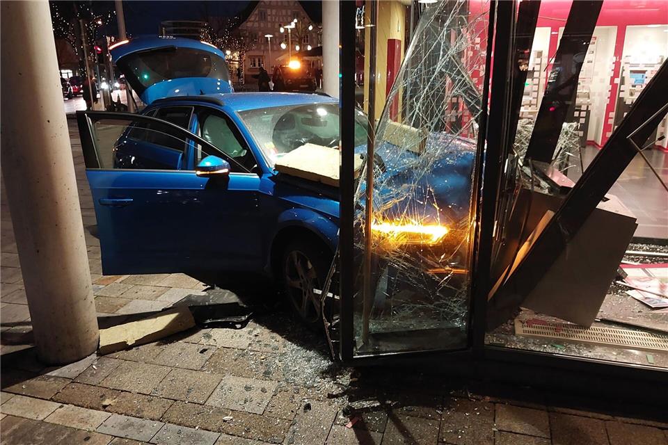 In Asperg ist ein Auto durch die Scheibe einer Bankfiliale gefahren. Karsten Schmalz/dpa