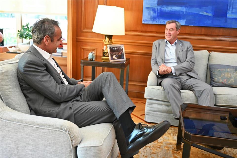 In Athen wird Söder von Ministerpräsident Mitsotakis empfangen - beide kennen sich seit vielen Jahren. Marco Hadem/dpa