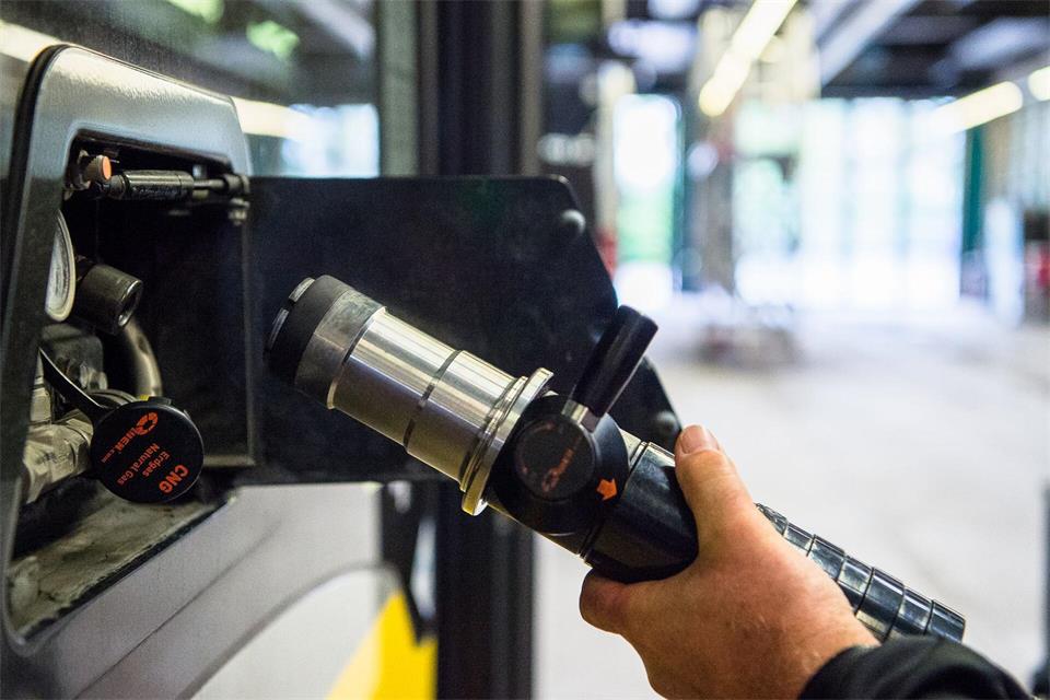 In Augsburg haben die Stadtwerke bislang auf Biogas gesetzt, jetzt wird auf E-Busse umgerüstet. (Archivbild)Finn Winkler/dpa