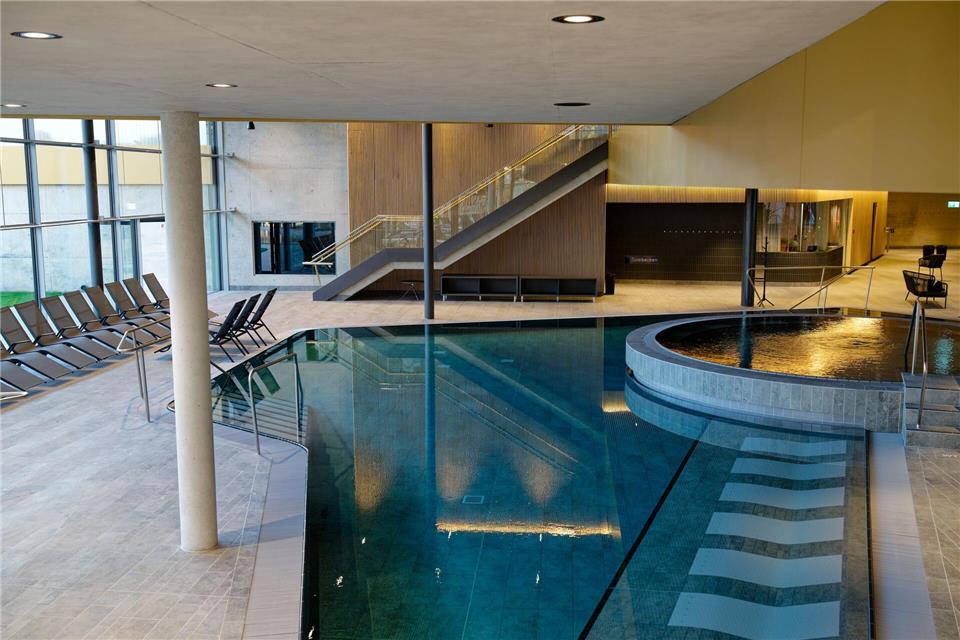 In Bad Dürkheim wartet unter anderem ein Thermalbecken mit Sprudelliegen, Bodensprudlern und Massagedüsen.Uwe Anspach/dpa