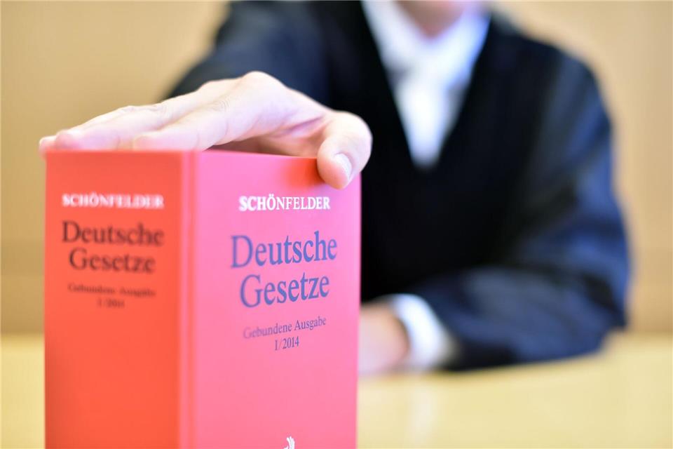 In Bad Homburg wurde vor über einem Jahr eine Frau erstochen, nun wurde ihr Partner verurteilt. (Symbolbild)Uli Deck/dpa