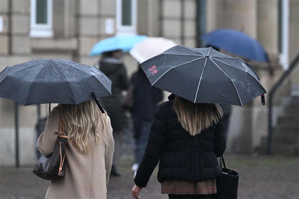 In Baden-Württemberg bleibt es am Sonntag vielerorts regnerisch. Die Temperaturen erreichen höchstens 7 bis 12 Grad. (Symbolbild)Bernd Weißbrod/dpa