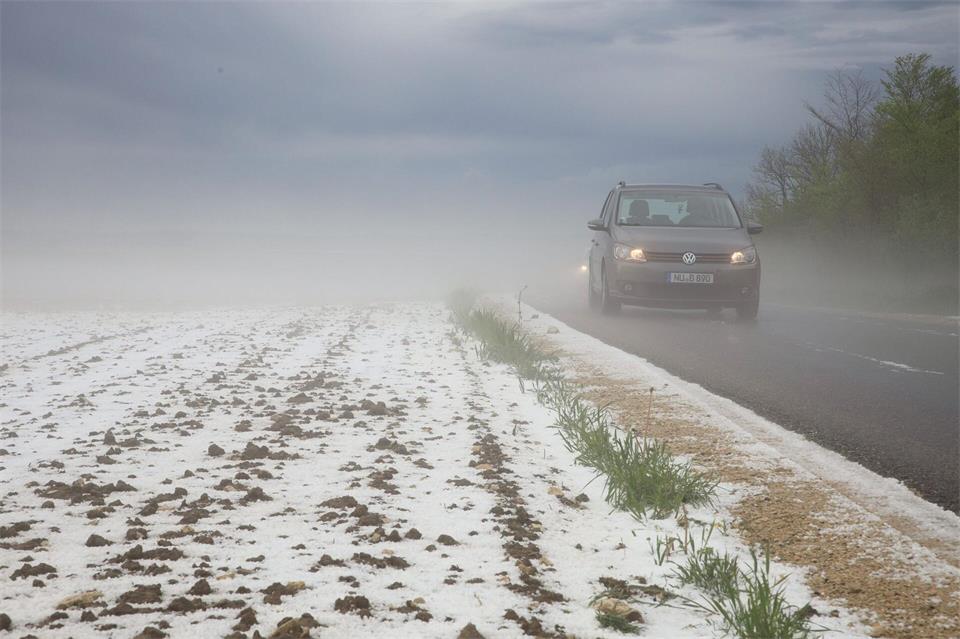 In Baden-Württemberg droht Hagel. (Archivbild)Alexander Wolf/dpa