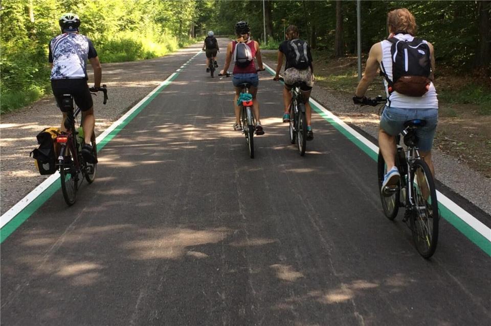 In Baden-Württemberg konnte man offensichtlich auch früher schon außerorts auf Gehwege entlang des Radschnellwegs verzichten - wie hier auf der 2019 errichteten Strecke zwischen Böblingen und Sindelfingen.