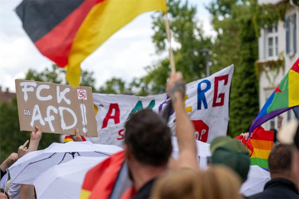 In Bamberg gehen rund 4.000 Menschen gegen Rechts auf die Straße.Pia Bayer/dpa