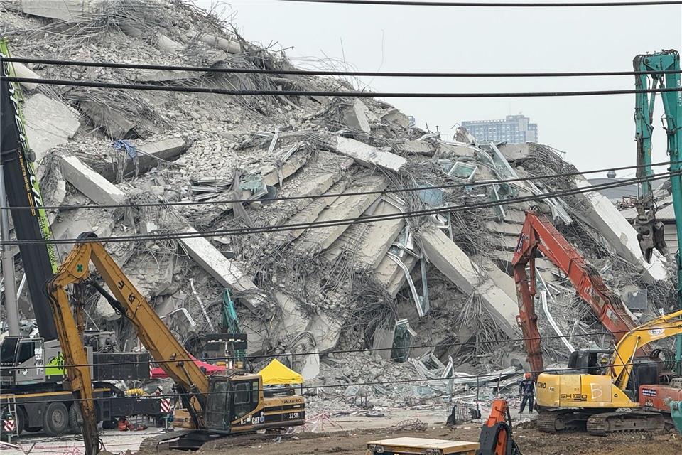 In Bangkok stürzte der Rohbau eines Hochhauses ein und begrub mehr als 90 Menschen in den Trümmern. (Archivbild)Carola Frentzen/dpa