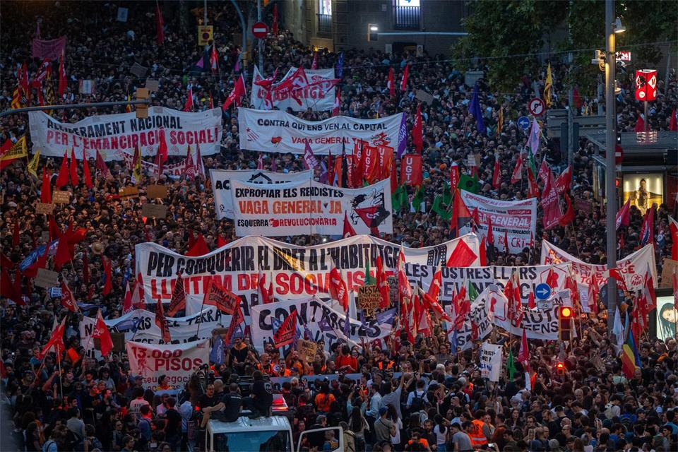 In Barcelona haben zahlreiche Menschen gegen Wohnungsnot demonstriert.Lorena Sopêna/EUROPA PRESS/dpa