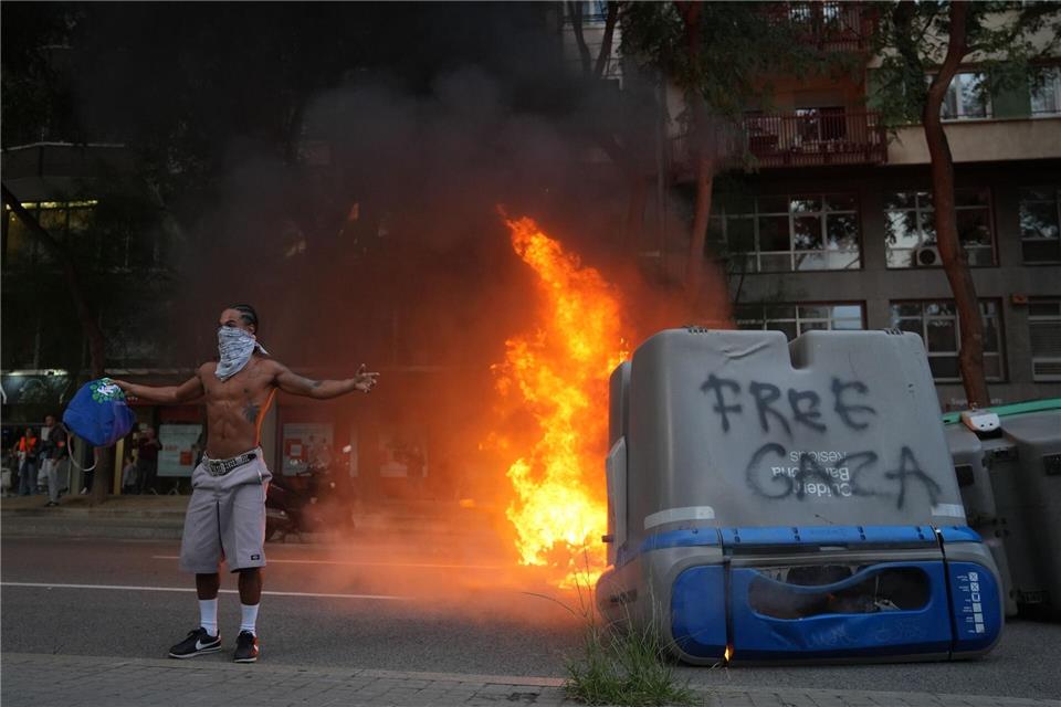In Barcelona ist eine Demonstration gegen Israels Militäreinsatz im Gazastreifen in Gewalt umgeschlagen.David Zorrakino/EUROPA PRESS/dpa