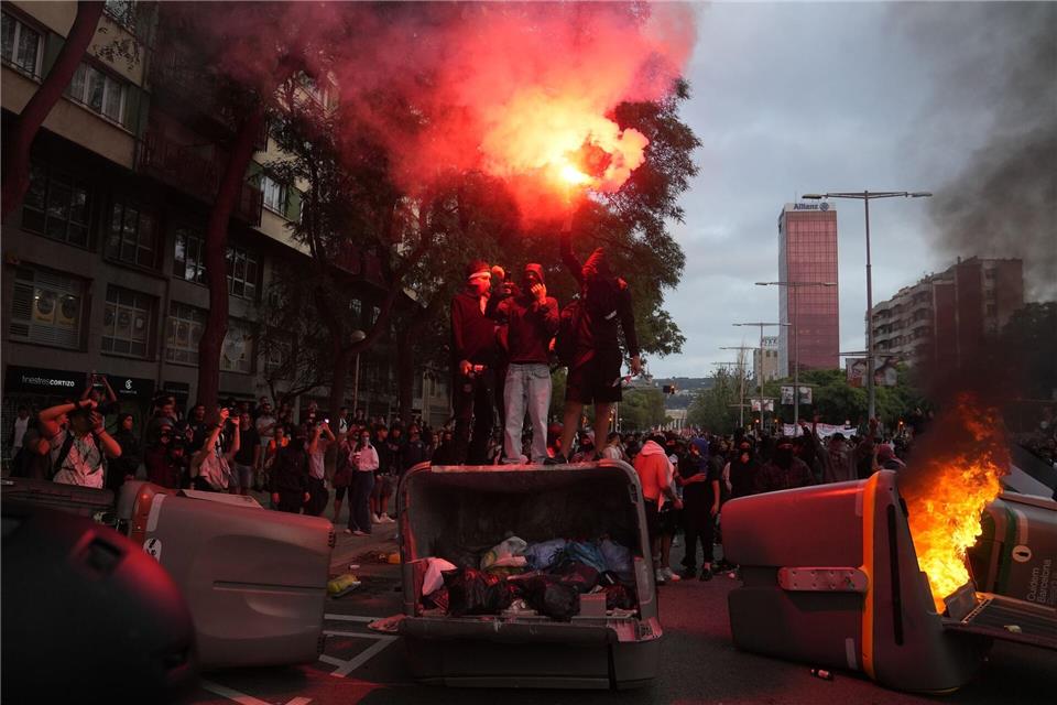 Streiks und Demos in Spanien gegen Israel wegen Gaza In Barcelona kam es bei einer Demonstration gegen Israels militärisches Vorgehen im Gazastreifen zu Gewalt. David Zorrakino/EUROPA PRESS/dpa