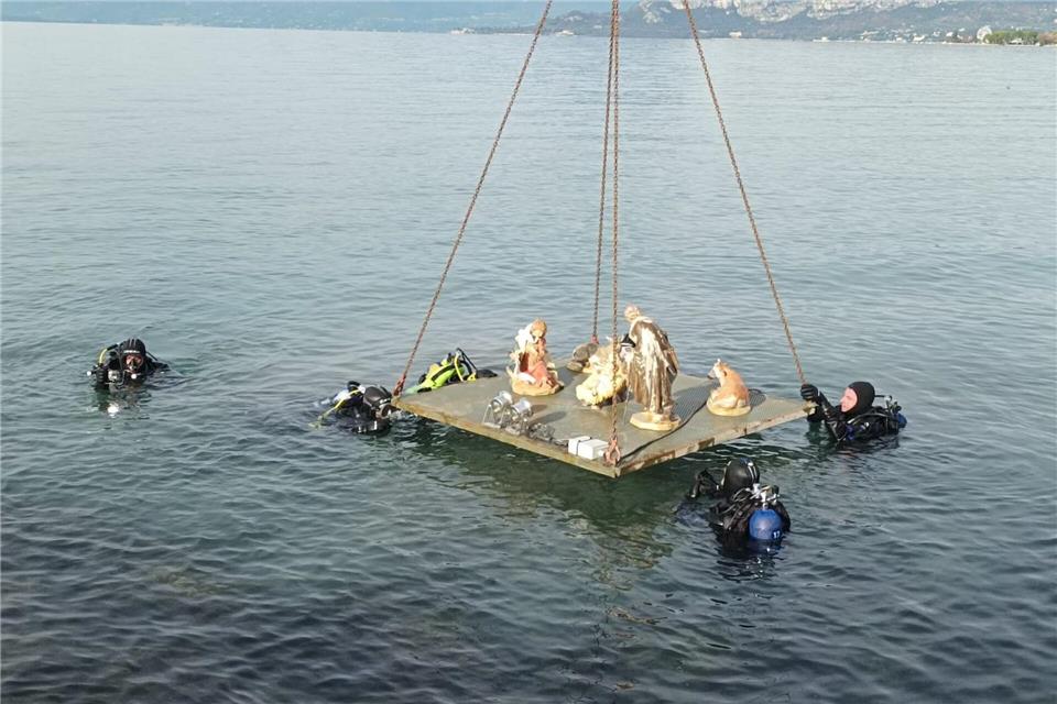 In Bardolino versenken Taucher eine Unterwasserkrippe. (Handout)Sara Fortunati/Kommune Bardolino/dpa