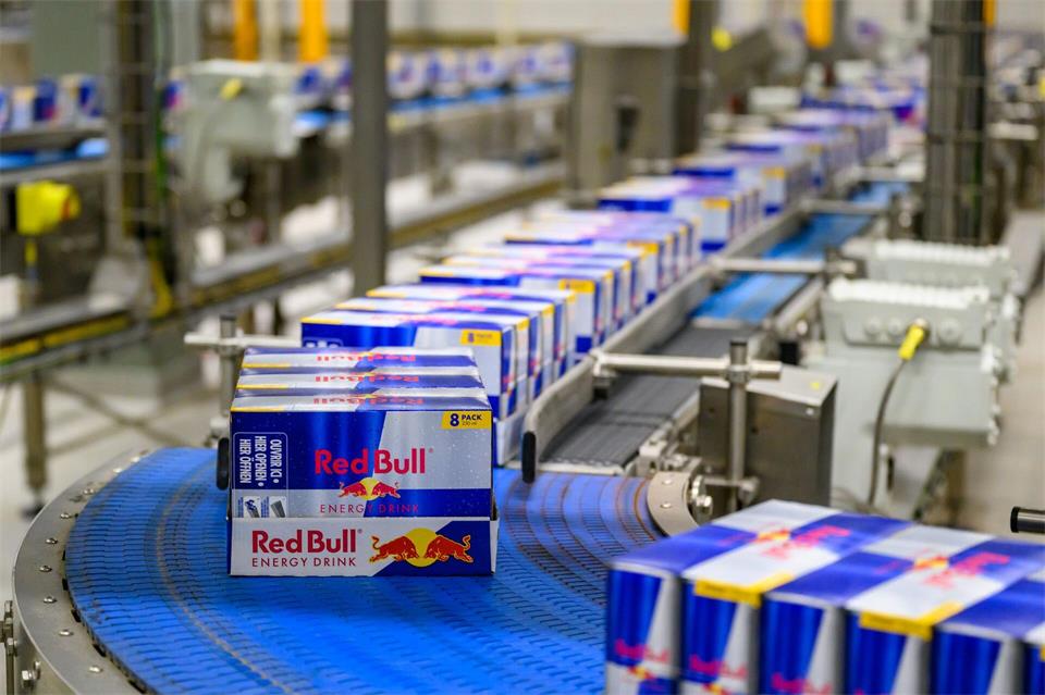 In Baruth-Mark soll ein neues Dosenwerk für Red Bull entstehen, doch es gibt es seit langem Streit und juristische Auseinandersetzungen. (Archivbild) Patrick Pleul/dpa