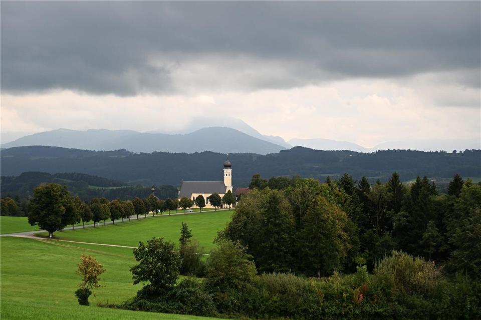 In Bayern bleibt das Wetter wechselhaft und kühl – zum Wochenende wird es sonnig und mild. (Symbolfoto)Felix Hörhager/dpa
