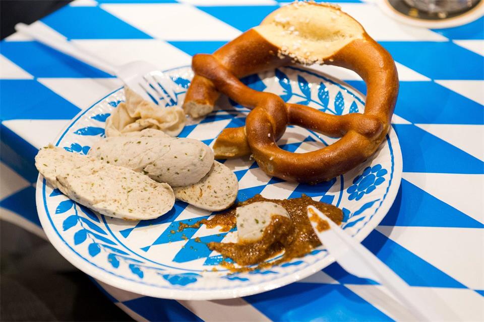 In Bayern gehört die Weißwurst am Vormittag mit Brezel und süßem Senf zur Tradition.Inga Kjer/dpa-tmn