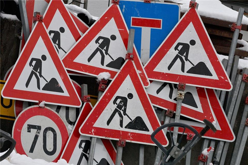 In Bayern haben sechs Bauprojekte an Bundesstraßen und Autobahnen die Freigabe bekommen. (Symbolbild)Peter Kneffel/dpa