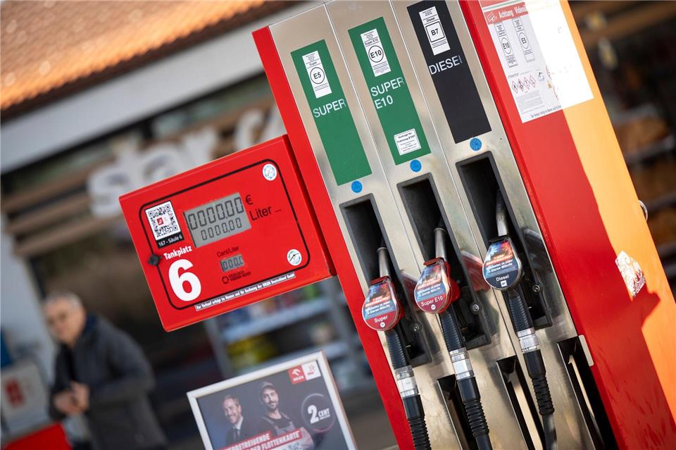 In Bayern hat der Auswertung zufolge rund jede vierte Tankstelle gegen die 12-Uhr-Regel verstoßen. (Archivbild) Philip Dulian/dpa
