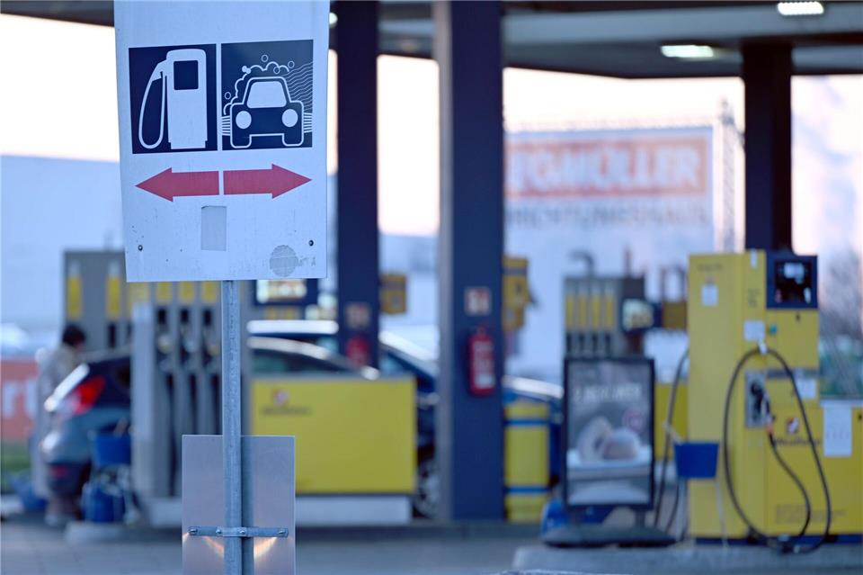 In Bayern hat der Auswertung zufolge rund jede vierte Tankstelle gegen die 12-Uhr-Regel verstoßen, in NRW lediglich knapp jede Siebte (Archivbild).Federico Gambarini/dpa