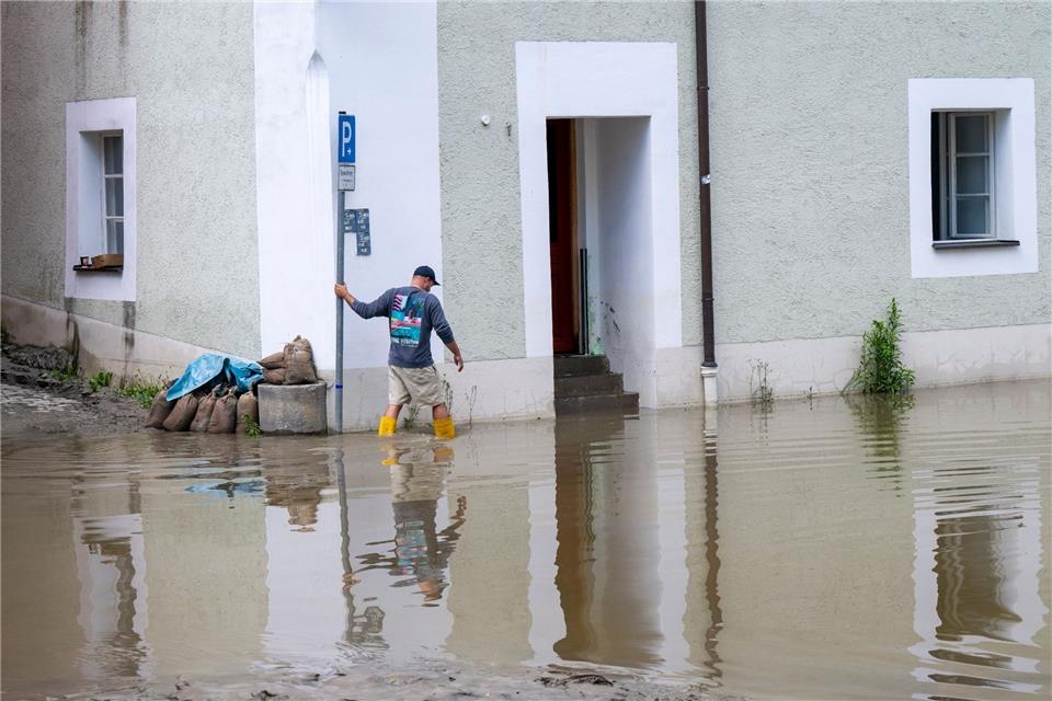 Hochwasser fließt langsam ab - Lage bleibt angespannt In Bayern herrscht nach heftigen Regenfällen vielerorts weiter Land unter.