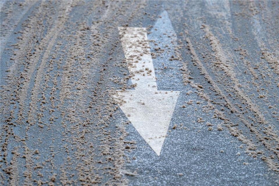 In Bayern könnte Schneematsch die Straßen rutschig werden lassen. (Symbolbild)Armin Weigel/dpa