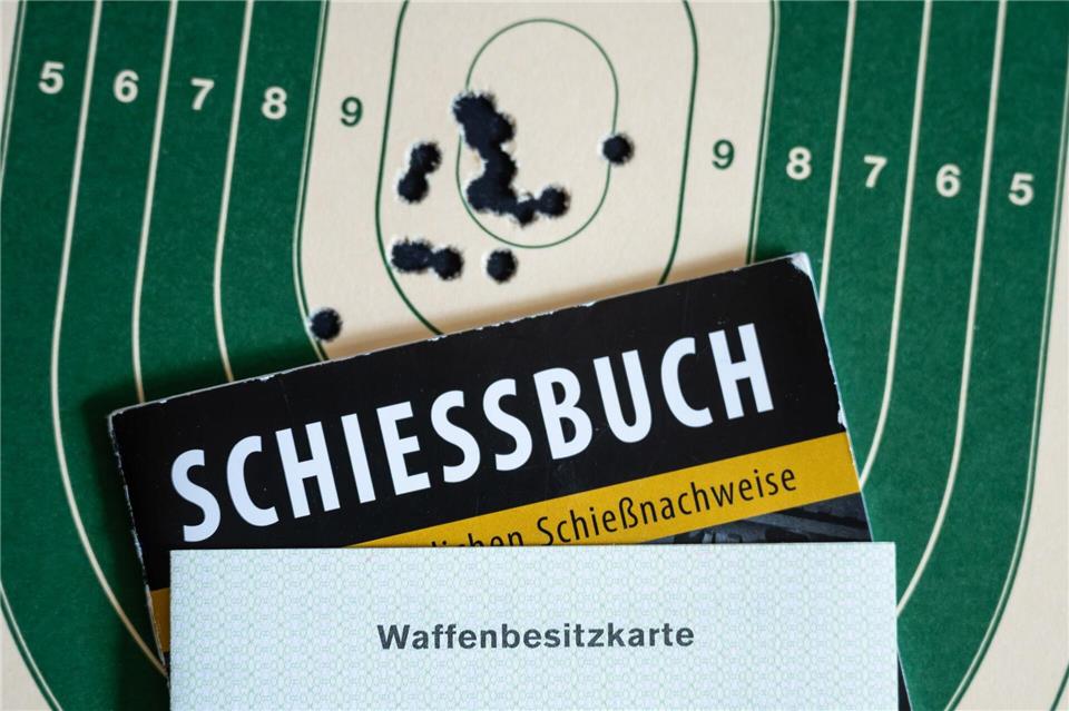 In Bayern schreitet die Entwaffnung von Extremisten nach Darstellung des Innenministeriums voran. (Symbolbild)Silas Stein/dpa