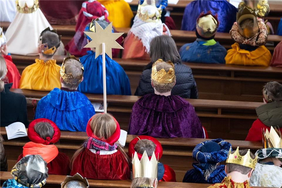 In Bayern sind zahlreiche Mädchen und Buben als Sternsinger unterwegs. (Archivbild)Sven Hoppe/dpa