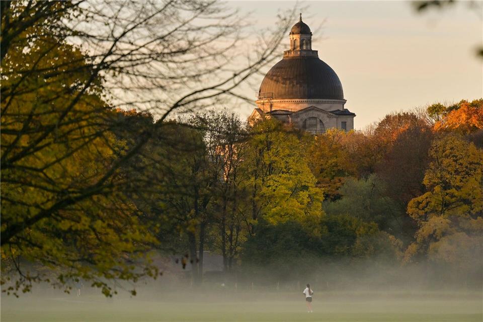 In Bayern steht ein Mix aus Sonne und Nebel bevor. (Symbolbild)Malin Wunderlich/dpa