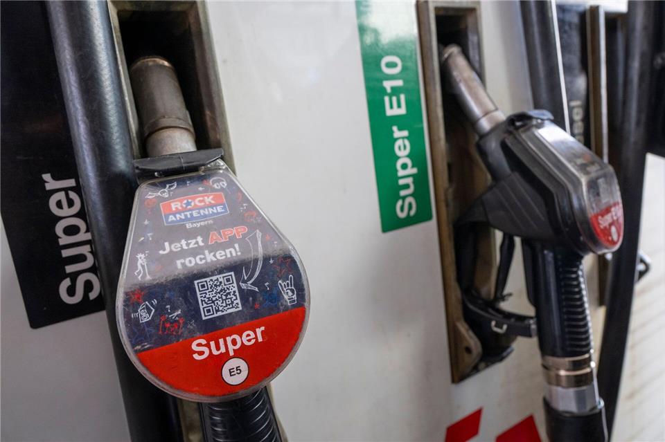 In Bayern tankt es sich zurzeit besonders teuer. (Archivbild)Peter Kneffel/dpa