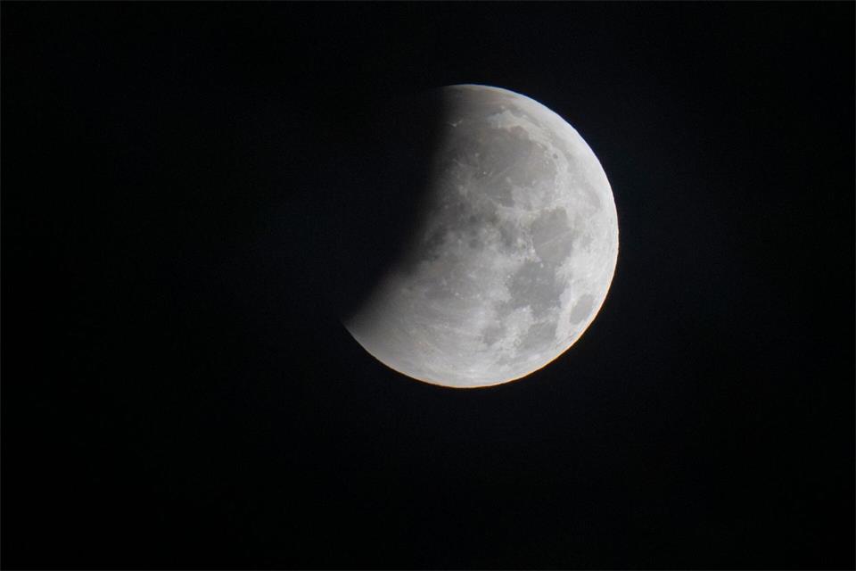 In Bayern war der Beginn der partiellen Mondfinsternis teils gut zu sehen. Peter Kneffel/dpa