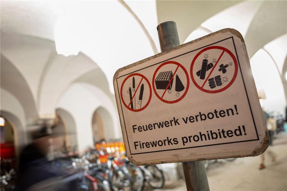 In Bayerns Innenstädten - hier in München - gelten zum Jahreswechsel wieder weiträumige Böllerverbotszonen. (Archivbild)Peter Kneffel/dpa