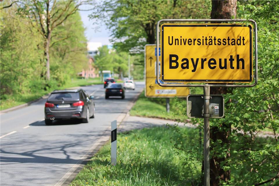 In Bayreuth gibt es Verkehrsprobleme nach einem Wasserrohrbruch. (Symbolbild)Daniel Löb/dpa