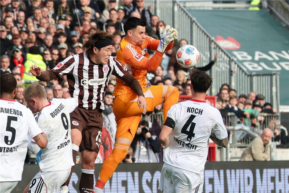 In Bedrängnis: Frankfurts Torwart Michael Zetterer beim Spiel gegen den FC St. Pauli.Frank Molter/dpa