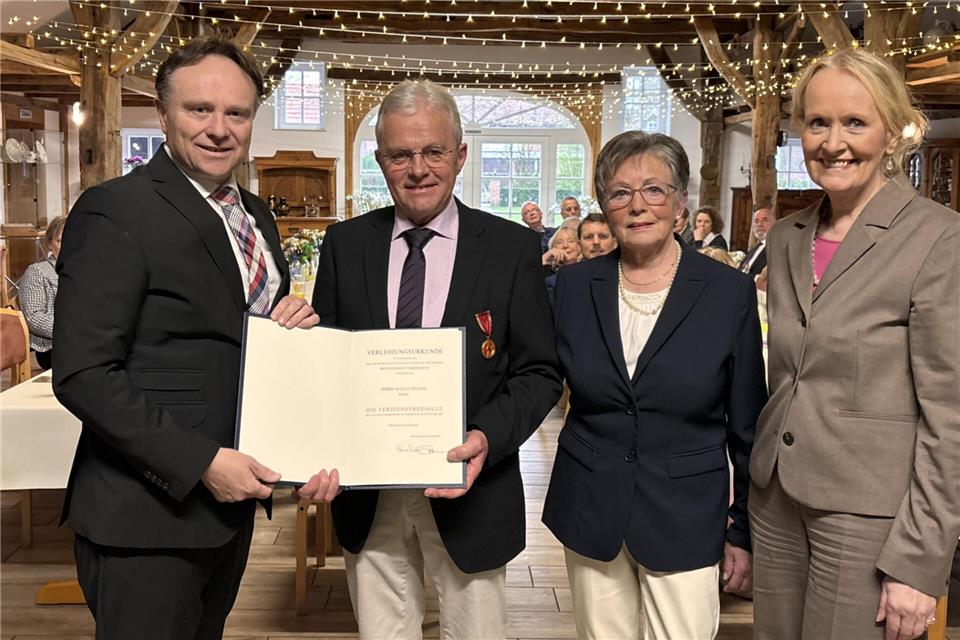 In Begleitung seiner Frau Christa (2.v.r.) erhielt August Sühling (2.v.l.) die Verdienstmedaille des Verdienstordens der Bundesrepublik Deutschland von Landrat Dr. Kai Zwicker. Bürgermeisterin Mechtild Schulze Hessing gratulierte ebenfalls.