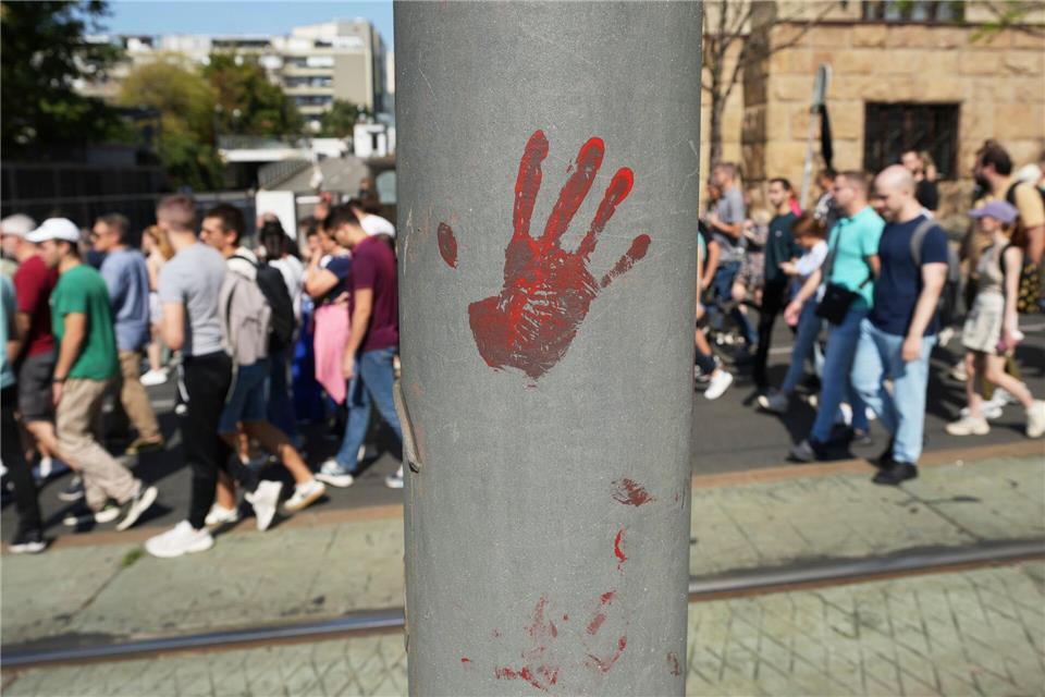 In Belgrad gehen Regierungsgegner wieder auf die Straße. Darko Vojinovic/AP/dpa