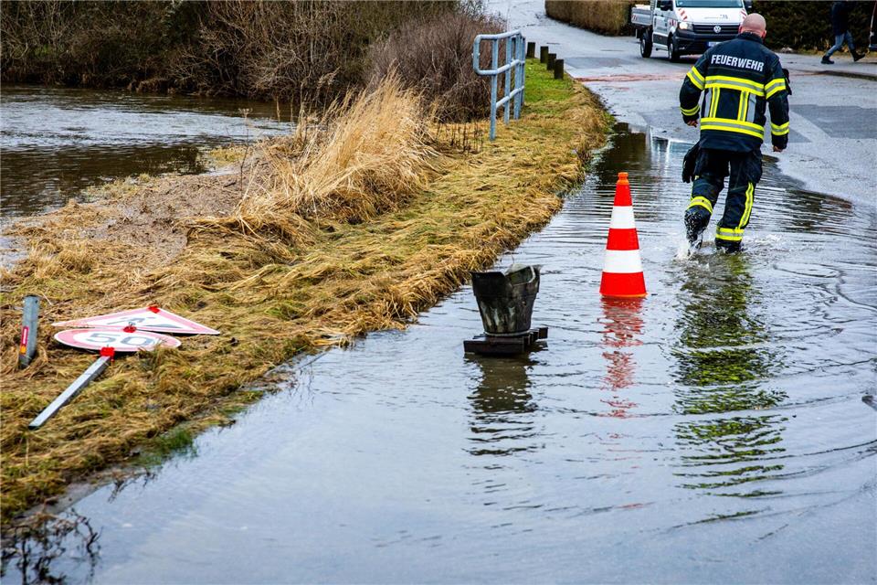 In Bentwisch konnte das Wasser wegen eines verstopften Durchflusses unter einem Bahndamm nicht abfließen.Jens Büttner/dpa