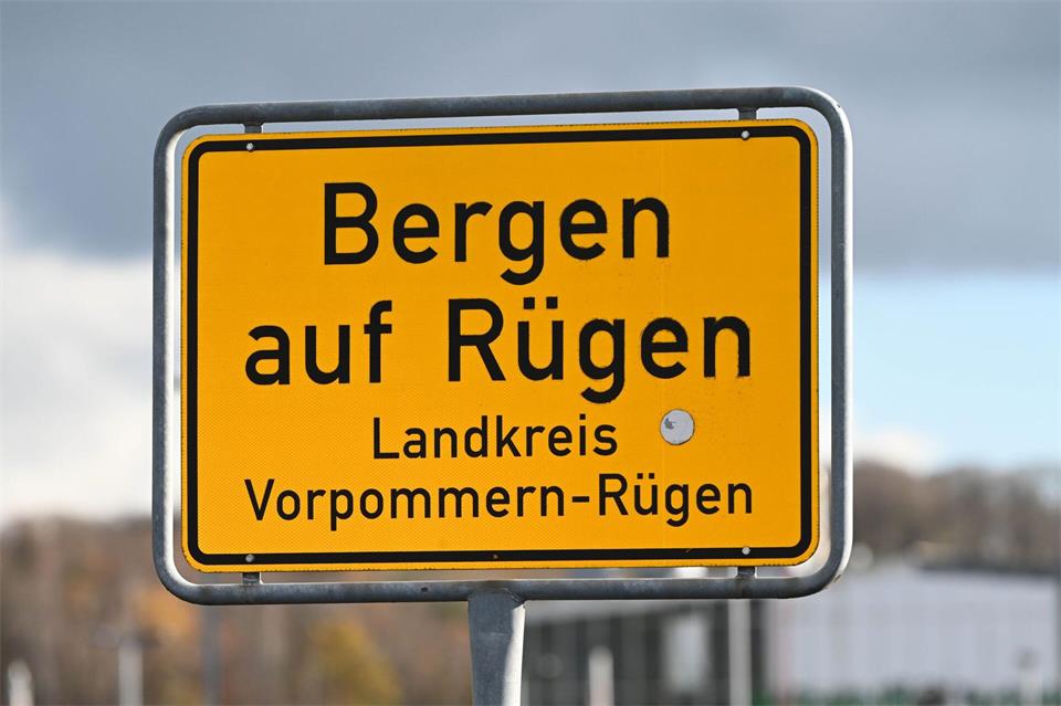 In Bergen auf Rügen gab es einen tödlichen Unfall mit einem Zug. (Symbolbild)Stefan Sauer/dpa