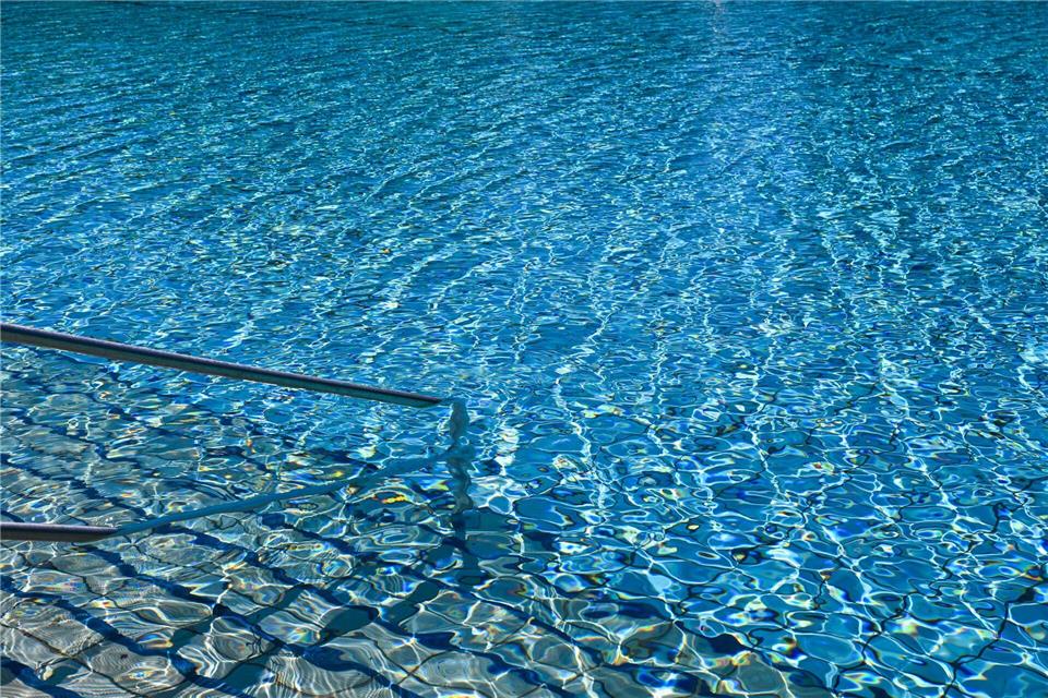 In Berlin-Hellersdorf soll das seit langem erhoffte Schwimmbad mit Außenbecken nun für 35 Millionen gebaut werden. (Symbolbild)Jens Kalaene/dpa