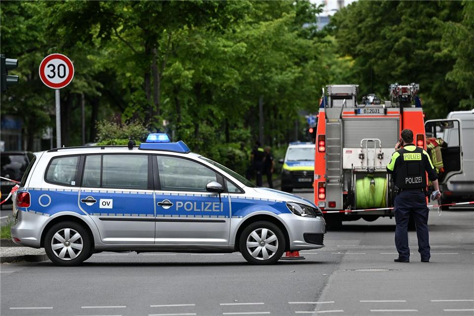 In Berlin-Kreuzberg schießen Täter von einem Motorroller aus auf ein fahrendes Auto. Jens Kalaene/dpa