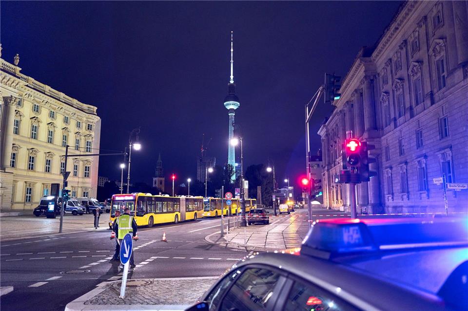 In Berlin-Mitte ist der Bereich um den Fundort einer Brandbombe abgesperrt worden. Michael Ukas/dpa