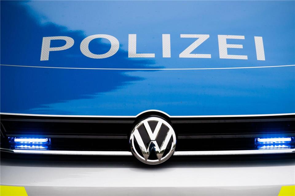 In Berlin-Steglitz wurde auf ein Auto geschossen. Der Fahrer ist mit einer Schürfwunde davon gekommen. (Symbolbild)Lino Mirgeler/dpa