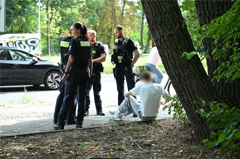 In Berlin-Wedding fährt ein 20-Jähriger bei Rot in eine Gruppe von Kindern - die Betreuerin wird schwer, mehrere Kinder leicht verletzt.Annette Riedl/dpa