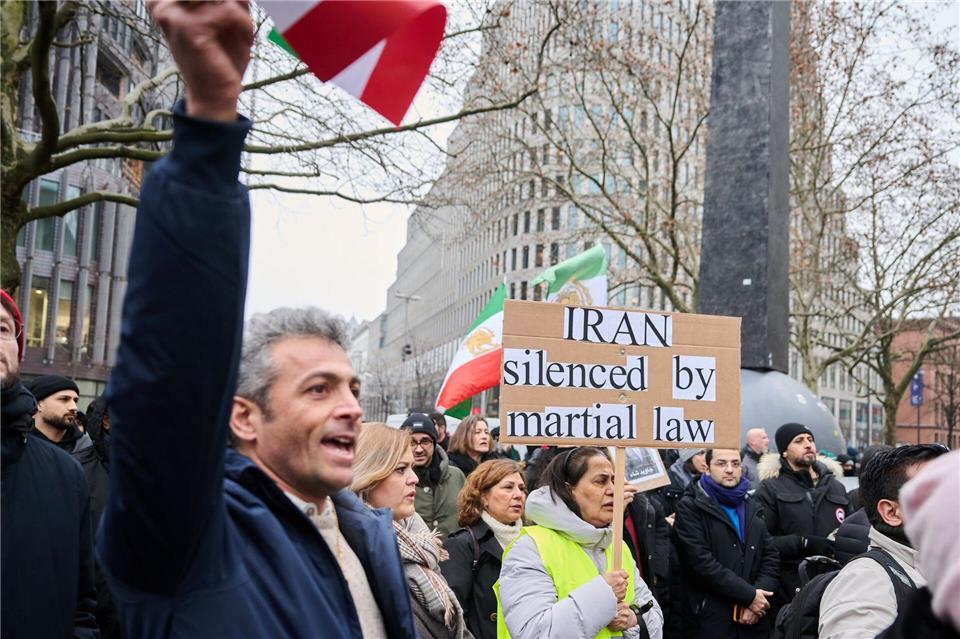 In Berlin demonstrieren einige hundert Menschen gegen die islamische Diktatur im Iran und verlangen einen Wechsel. Annette Riedl/dpa