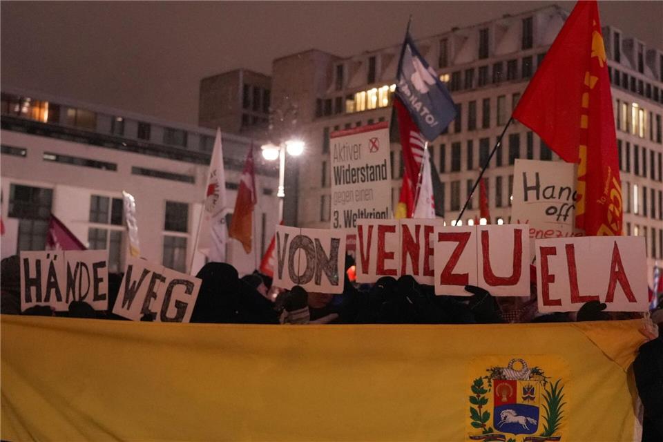 In Berlin demonstrierten einige Hundert Menschen gegen den US-Angriff auf Venezuela.Sven Kaeuler/dpa